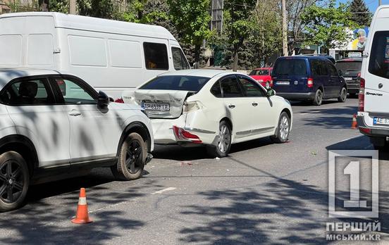 Одній з автівок тепер треба тисячі на ремонт: на проспекті Миру вдарилися Nissan та Honda