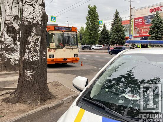 Пасажирку забрали до лікарні через екстрене гальмування тролейбусу у Кривому Розі1