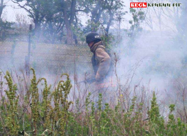 Рятувальник ліквідує наслідки обстрілу на Нікопольщині