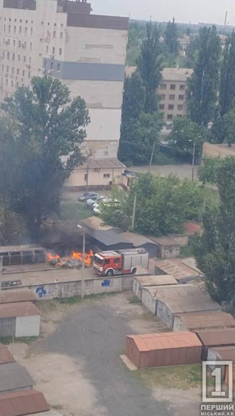 Подвір'я затягнув густий дим: на В. Матусевича невідомі підпалили сміття1