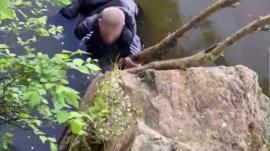 Поліція у Дніпрі розшукала підлітків, які знімали на телефони чоловіка, що тонув