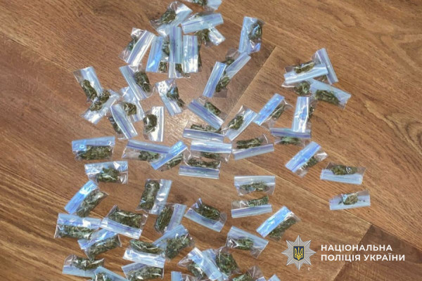 Понад 350 пакетиків з наркотиками – на Криворіжжі затримали двох наркоділків0