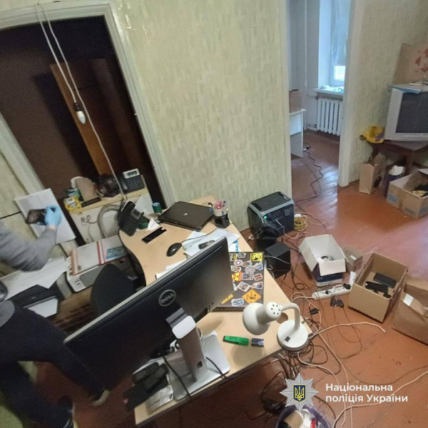 Продавали фейкові генератори та обдурювали військових: на Дніпропетровщині затримали шахраїв1