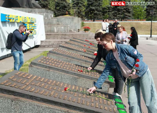 Покладання квітів на АрселорМітал Кривого Рогу до 8-го травня