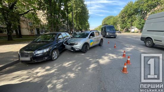 Раптово кинуло у машину на парковці: на проспекті Миру таксі влетіло в Chery1