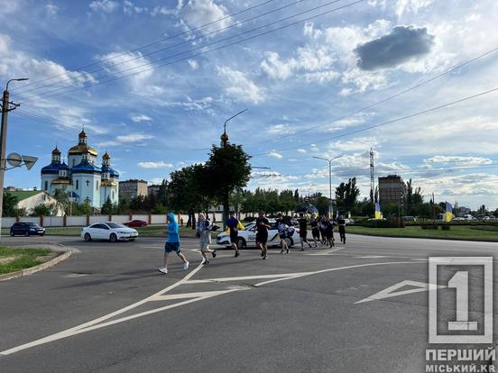 Сильні, свідомі та небайдужі шанують: у Кривому Розі провели забіг до Дня Героїв України4
