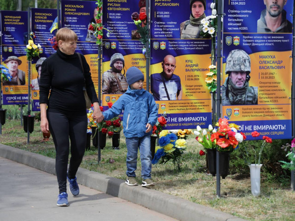 У кожному районі Кривого Рогу невдовзі створять Алеї слави для увічнення пам'яті Героів – земляків, загиблих у війні з росією  3