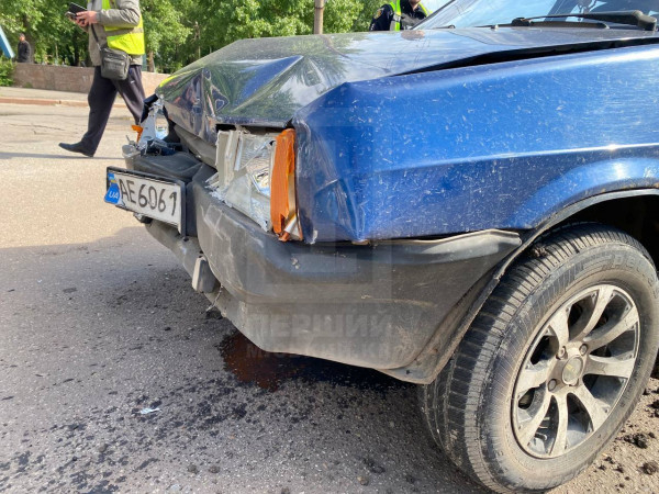 У Кривому Розі через аварію на перехресті тимчасово зупинився рух тролейбусів3