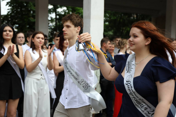 Останній дзвоник у Кривому Розі - фото управління преси виконкому Криворізької міської ради
