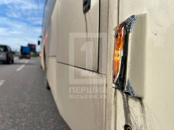 У Кривому Розі легковик зачепив автобус: обійшлося без постраждалих0