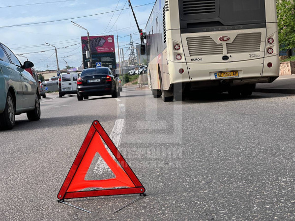 У Кривому Розі легковик зачепив автобус: обійшлося без постраждалих1