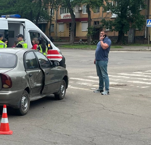 У Кривому Розі на вулиці Героїв АТО двоє людей постраждали в ДТП0