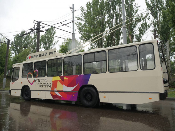 У Кривому Розі після капітального ремонту на лінію вийшов ще один оновлений тролейбус - вже 18-й з початку війни5
