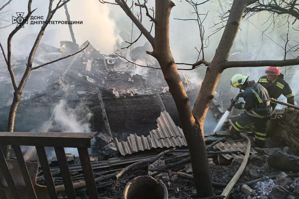 У Кривому Розі рятувальники загасили масштабну пожежу на території приватного домоволодіння2
