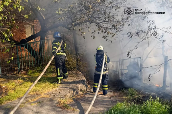 У Кривому Розі рятувальники загасили масштабну пожежу на території приватного домоволодіння0