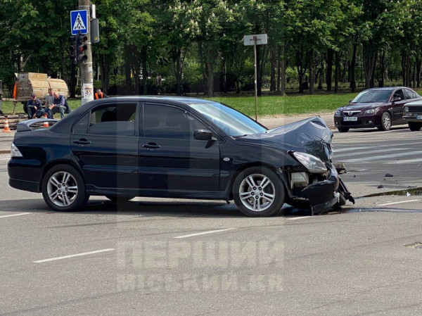 У Кривому Розі сталася ДТП на перехресті Металургів і Володимира Бизова2