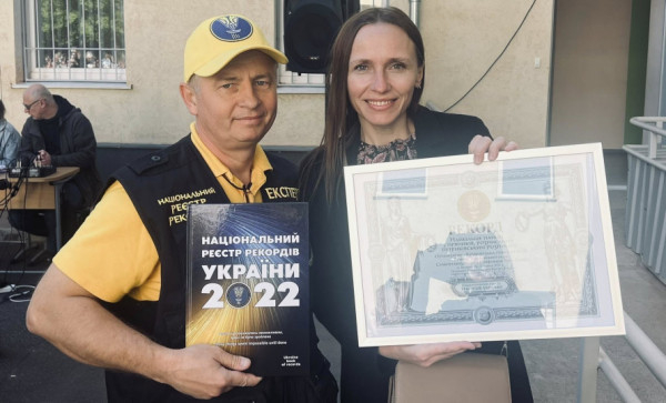 У Кривому Розі створили рекордне панно з пряників, розписаних петриківським розписом0