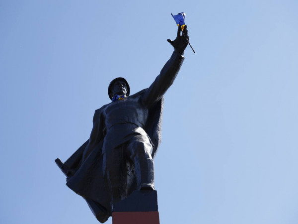 У Кривому Розі, в День пам’яті та перемоги над нацизмом, поклали квіти до Монументу «Перемога» та вшанували пам'ять полеглих в боротьбі за Україну Захисників і Захисниць0