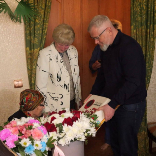 У Кривому Розі, в День пам’яті та перемоги над нацизмом, поклали квіти до Монументу «Перемога» та вшанували пам'ять полеглих в боротьбі за Україну Захисників і Захисниць3
