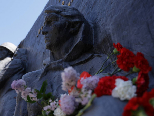 У Кривому Розі, в День пам’яті та перемоги над нацизмом, поклали квіти до Монументу «Перемога» та вшанували пам'ять полеглих в боротьбі за Україну Захисників і Захисниць1