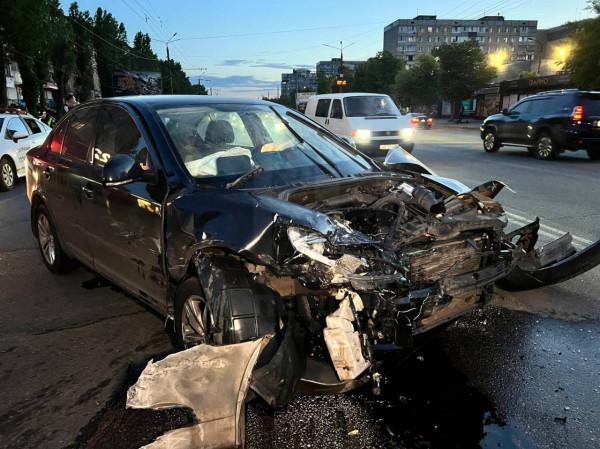 У Кривому Розі в ДТП потрапили одразу чотири автівки, є постраждалі1