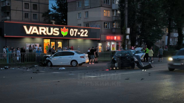 У Кривому Розі в ДТП потрапили одразу чотири автівки, є постраждалі0