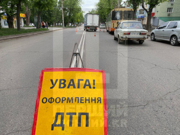 У Кривому Розі вантажівка збила 17-річну дівчину: постраждала у лікарні0