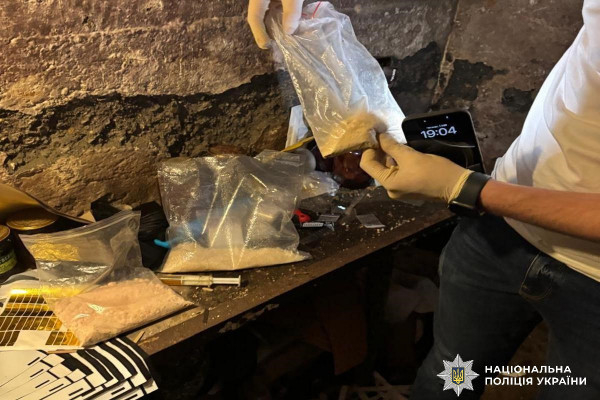У Кривому Розі викрили наркоділків, які торгували психотропами по всій Україні з місячним прибутком у 12 млн грн 8