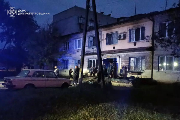 У Кривому Розі вночі загорівся багатоквартирний будинок, вогнеборці врятували з вогню трьох людей2