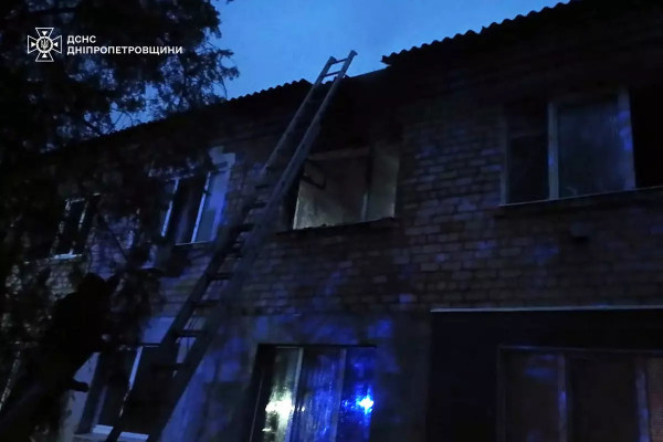 У Кривому Розі вночі загорівся багатоквартирний будинок, вогнеборці врятували з вогню трьох людей1