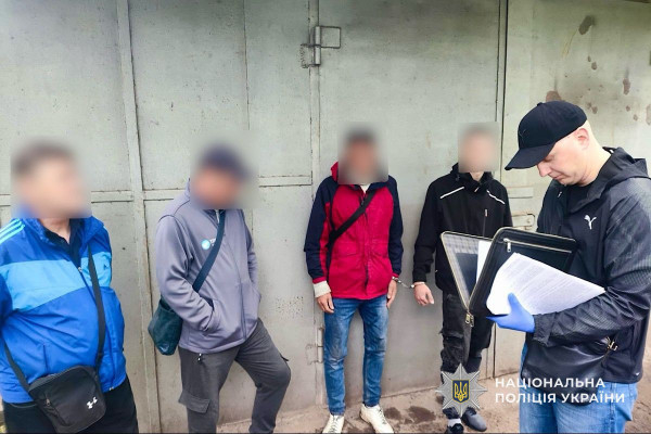 У Кривому Розі затримано чоловіка за підозрою у збуті наркотиків: вилучено заборонену речовину та готівку1