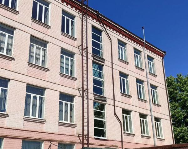 У криворізькій гімназії замінили вікна після російського ракетного удару: подробиці3