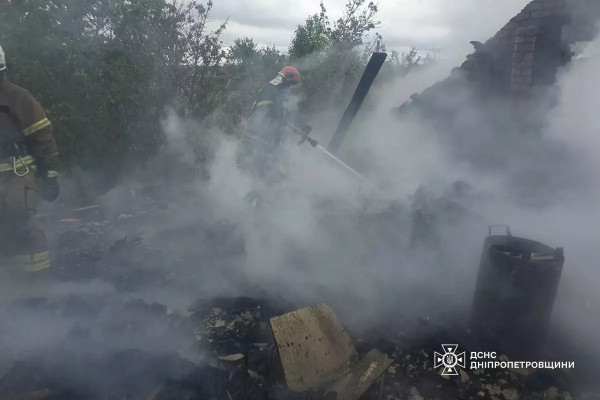 У Криворізькому районі горів житловий будинок — рятувальники ліквідували пожежу за годину1