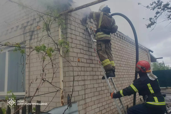 У Криворізькому районі горів житловий будинок — рятувальники ліквідували пожежу за годину2