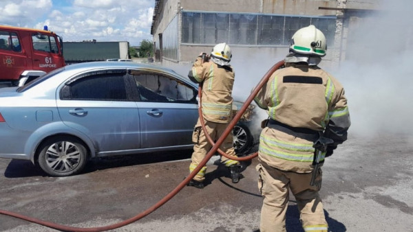 У Криворізькому районі пожежники гасили легковик, який раптово загорівся1