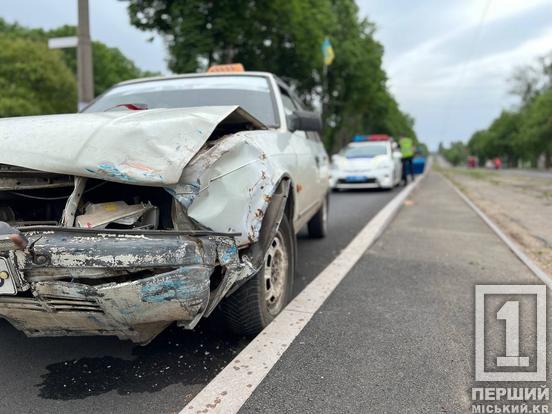 Удар стався на світлофорі: Toyota на Святогеоргіївській наздогнала автівка радянського виробництва2