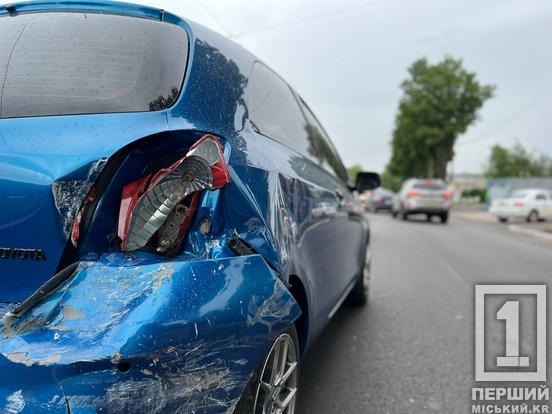Удар стався на світлофорі: Toyota на Святогеоргіївській наздогнала автівка радянського виробництва1
