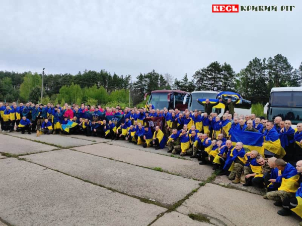 205 військовослужбовців повернули з полону в Україну