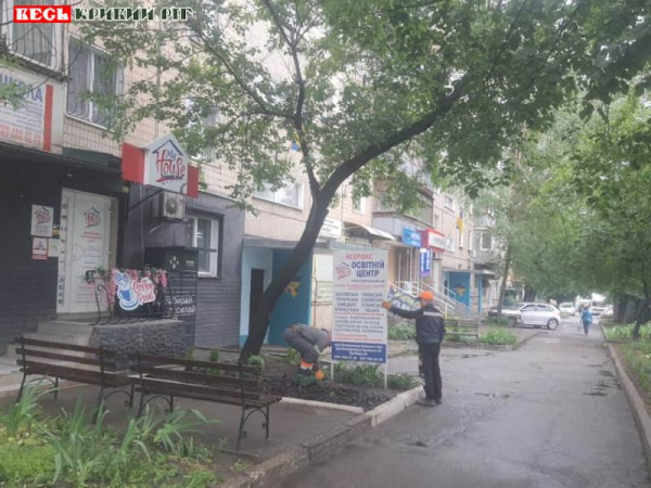 Прибирання незаконної вуличної реклами в Кривому Розі