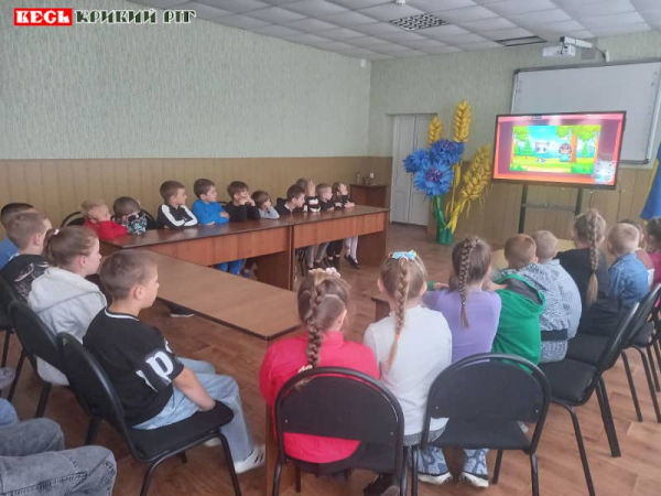 Перегляд мультфільму про котика з протезами в Криворізькій гімназії №45