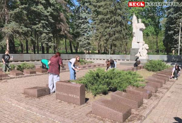 Прибирання меморіалу в парку Шахтарському в Кривому Розі