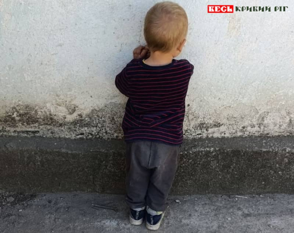 Дитина біля стіни