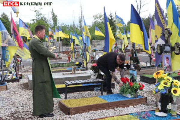 Вшанування полеглих захисників Маріуполя на Центральному кладовищі в Кривому Розі