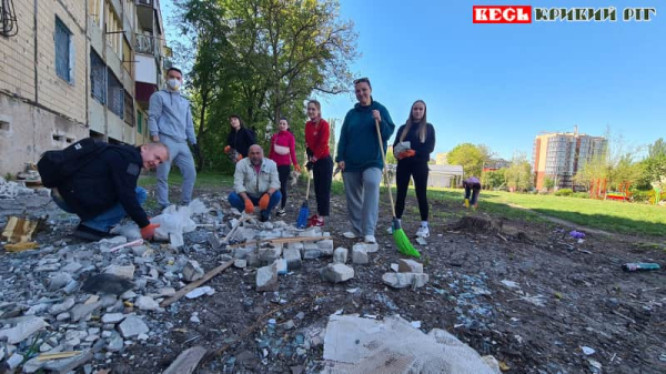 Волонтери прибирали бите скло з місця ракетного удару по Кривому Рогу