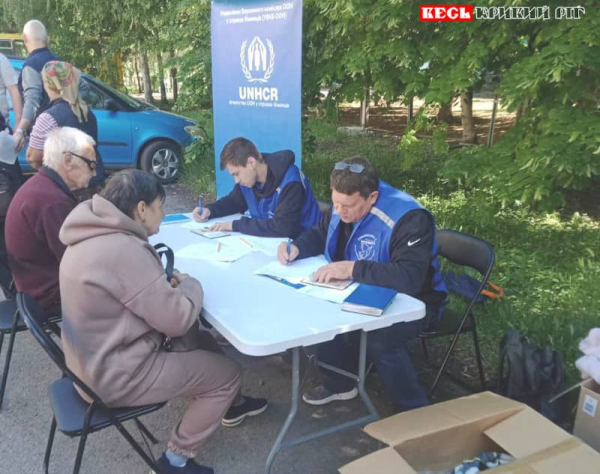 Благодійники консультують переселенців в Новопіллі Криворізького району