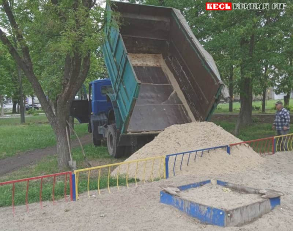 Пісок завезли на дитмайданчики Широківського старостату Криворізького р-ну
