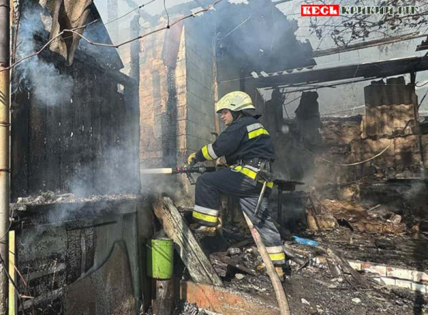 Рятувальник приборкує пожежу на Дніпропетровщині