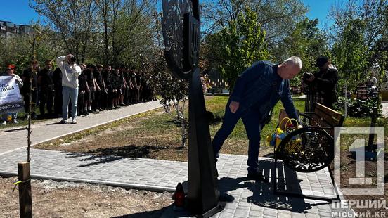 В пам'ять про нього ніколи не похиляться її квіти: у Кривому Розі висадили алею черешень на честь Героя Сергія Кандиби, який загинув у Маріуполі1