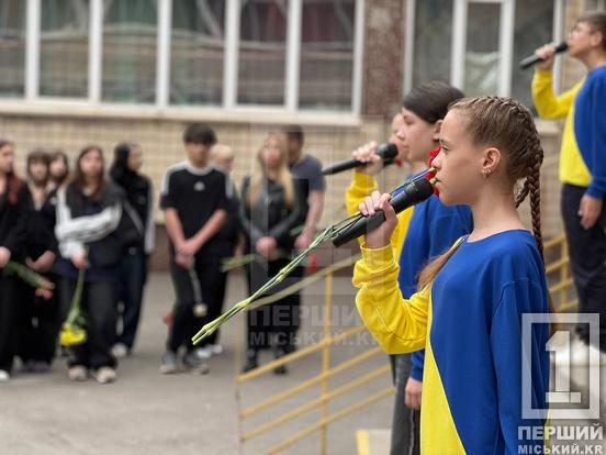 «Відчайдушно боролися за Україну та власні життя»: у Криворізькій гімназії №15 відкрили меморіали Богдану Супруну та Владиславу Гаркушину4
