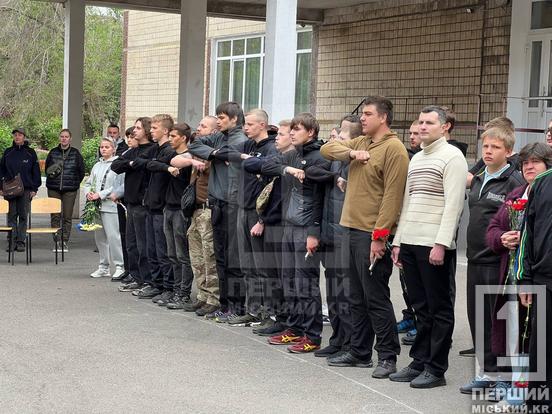 «Відчайдушно боролися за Україну та власні життя»: у Криворізькій гімназії №15 відкрили меморіали Богдану Супруну та Владиславу Гаркушину6